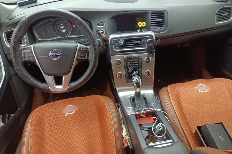 Used Volvo S60 2015 S60L 2.0T Zhiyuan Edition Center Console