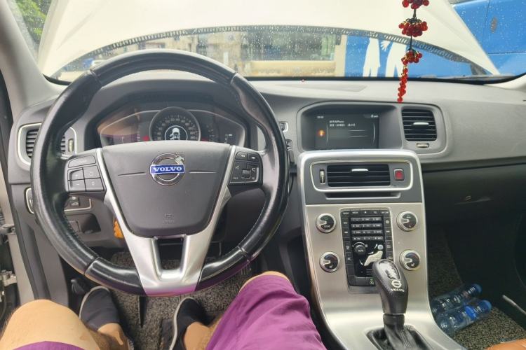 Used Volvo S60 2015 S60L 2.0T Zhiyuan Edition Center Console