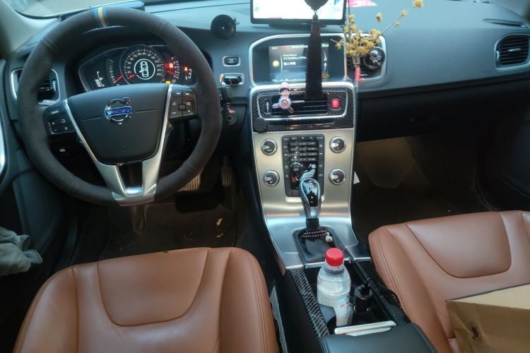 Used Volvo S60 2015 S60L 2.0T Zhiyuan Edition Center Console