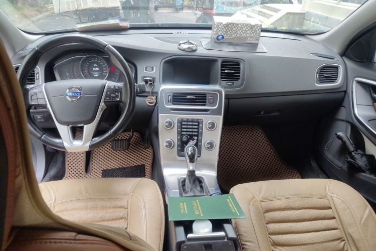 Used Volvo S60 2015 S60L 2.0T Zhiyuan Edition Center Console
