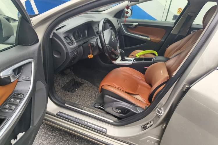 Used Volvo S60 2015 S60L 2.0T Zhiyuan Edition Driver Seat