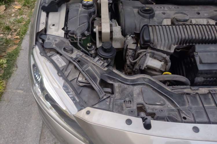 Used Volvo S60 2015 S60L 2.0T Zhiyuan Edition Engine Bay Right