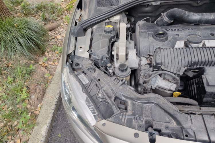 Used Volvo S60 2015 S60L 2.0T Zhiyuan Edition Engine Bay Right