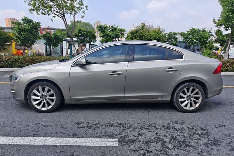 Used Volvo S60 2015 S60L 2.0T Zhiyuan Edition Exterior 2