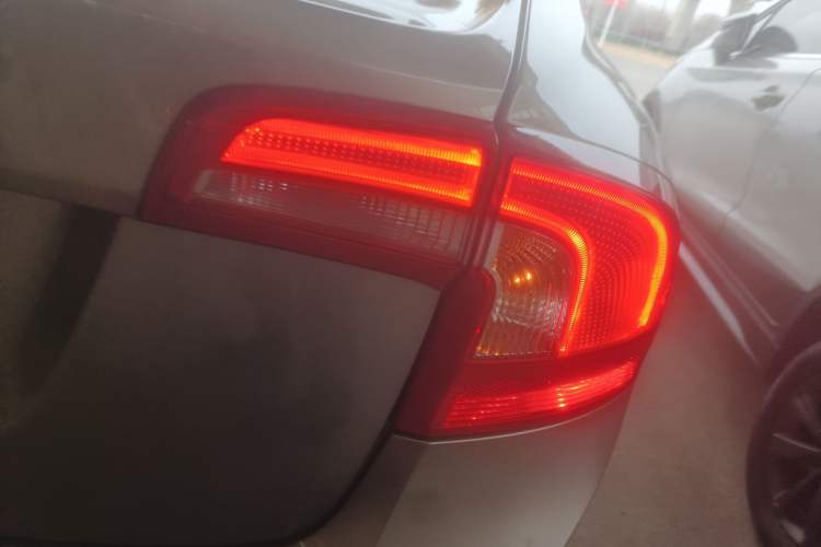 Used Volvo S60 2015 S60L 2.0T Zhiyuan Edition Exterior 3