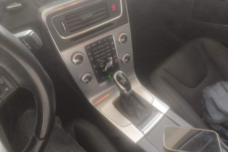 Used Volvo S60 2015 S60L 2.0T Zhiyuan Edition Gear Lever