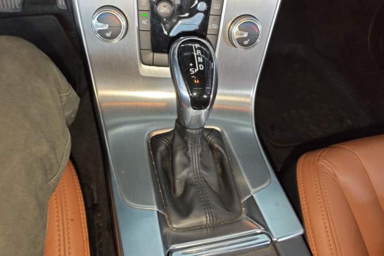 Used Volvo S60 2015 S60L 2.0T Zhiyuan Edition Gear Lever