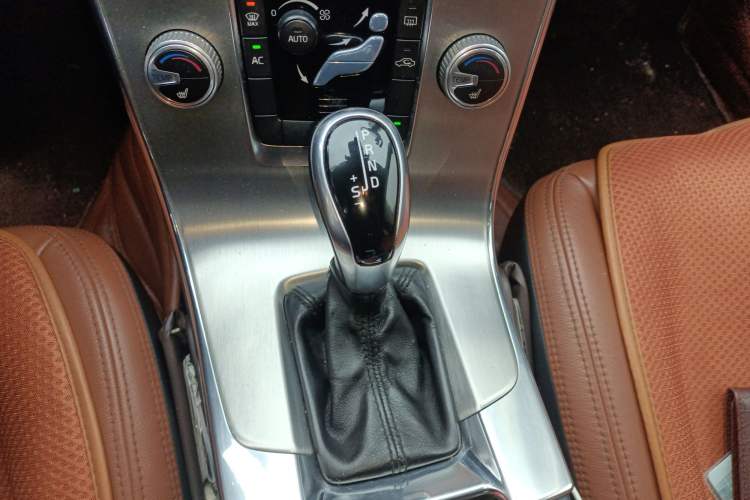 Used Volvo S60 2015 S60L 2.0T Zhiyuan Edition Gear Lever