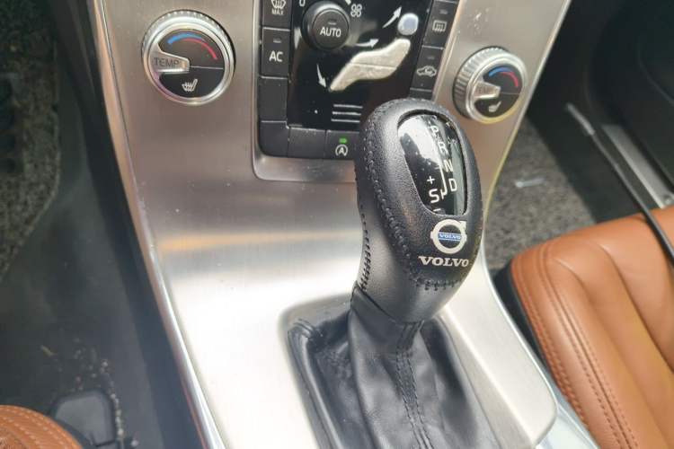 Used Volvo S60 2015 S60L 2.0T Zhiyuan Edition Gear Lever