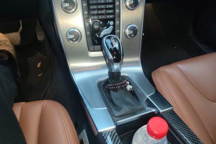 Used Volvo S60 2015 S60L 2.0T Zhiyuan Edition Gear Lever