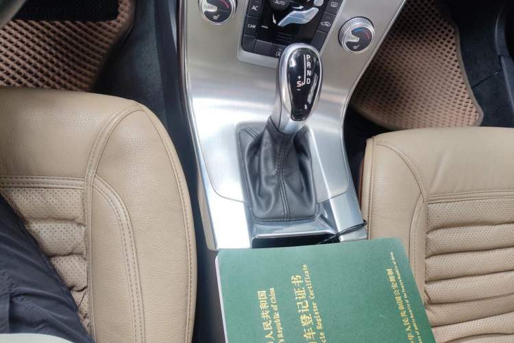 Used Volvo S60 2015 S60L 2.0T Zhiyuan Edition Gear Lever