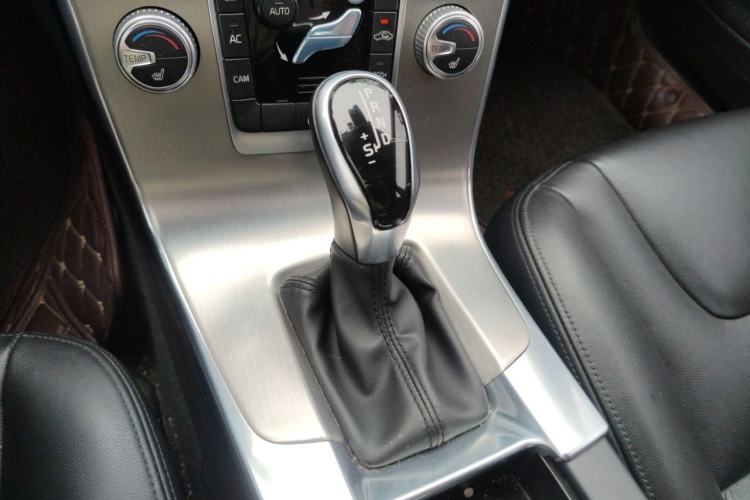 Used Volvo S60 2015 S60L 2.0T Zhiyuan Edition Gear Lever