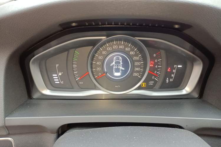 Used Volvo S60 2015 S60L 2.0T Zhiyuan Edition Instrument Cluster