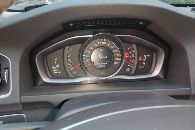 Used Volvo S60 2015 S60L 2.0T Zhiyuan Edition Instrument Cluster