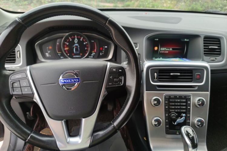 Used Volvo S60 2015 S60L 2.0T Zhiyuan Edition Interior 2