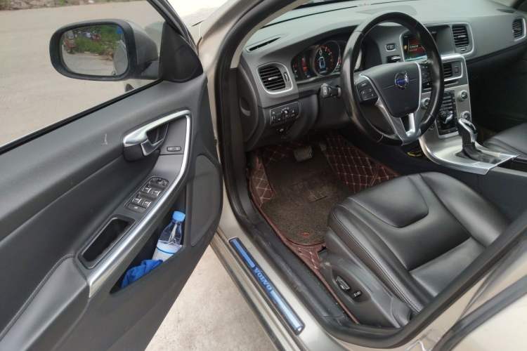 Used Volvo S60 2015 S60L 2.0T Zhiyuan Edition Interior 3
