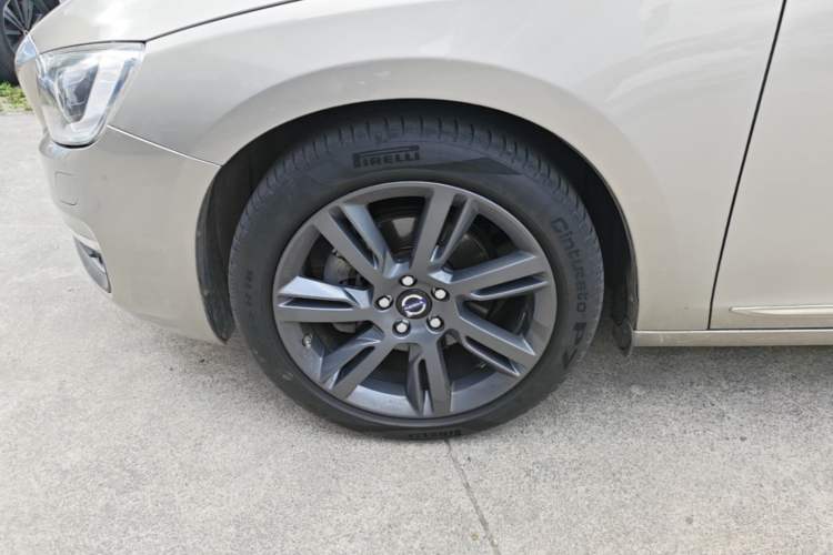 Used Volvo S60 2015 S60L T5 Zhiyue Edition Left Front Wheel Hub