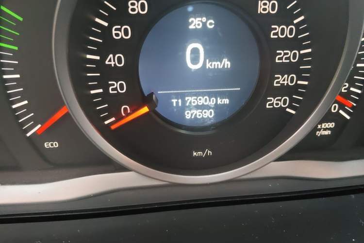 Used Volvo S60 2015 S60L 2.0T Zhiyuan Edition Odometer Close Up