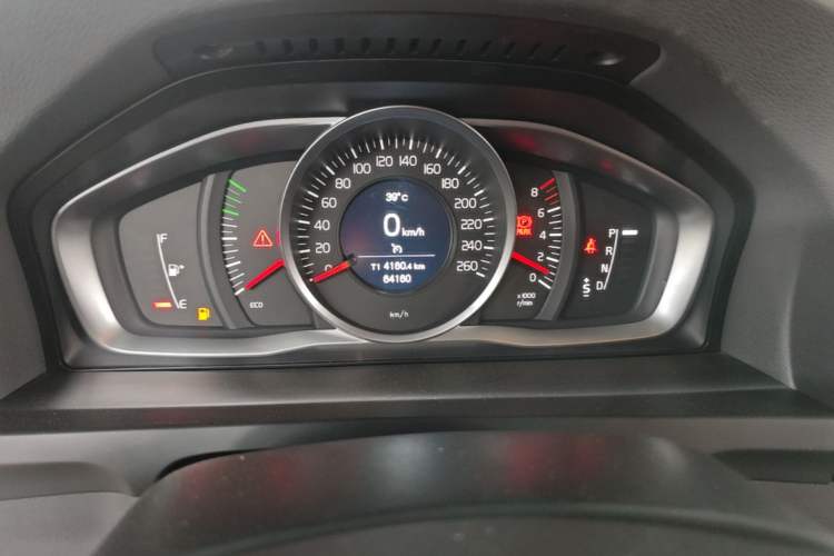 Used Volvo S60 2015 S60L 2.0T Zhiyuan Edition Odometer Close Up