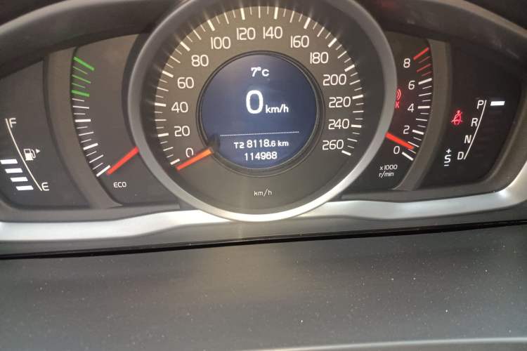 Used Volvo S60 2015 S60L 2.0T Zhiyuan Edition Odometer Close Up