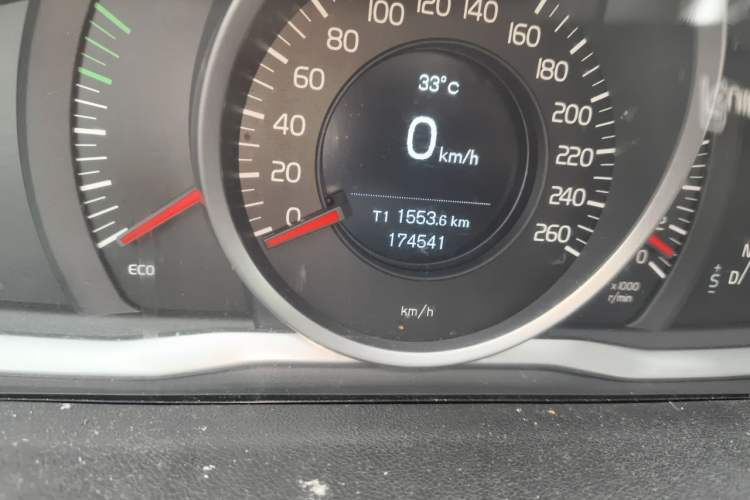Used Volvo S60 2015 S60L 2.0T Zhiyuan Edition Odometer Close Up