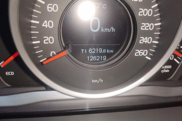Used Volvo S60 2015 S60L 2.0T Zhiyuan Edition Odometer Close Up