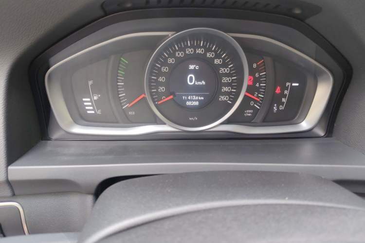 Used Volvo S60 2015 S60L 2.0T Zhiyuan Edition Odometer Close Up