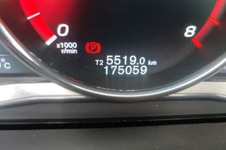 Used Volvo S60 2015 S60L 2.0T Zhiyuan Edition Odometer Close Up