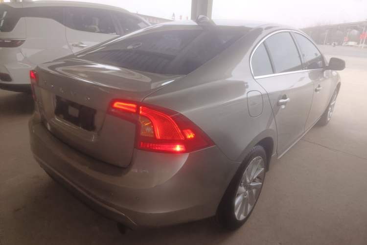 Used Volvo S60 2015 S60L 2.0T Zhiyuan Edition Rear Right 45 Deg