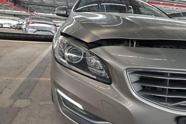 Used Volvo S60 2015 S60L 2.0T Zhiyuan Edition Right Front Headlight