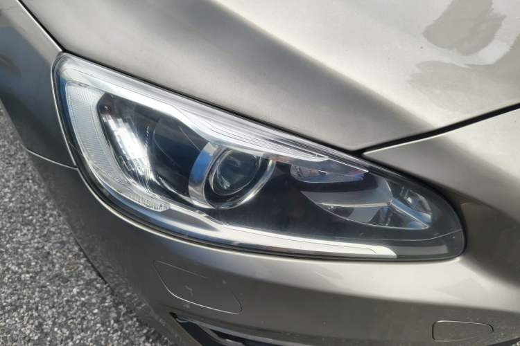Used Volvo S60 2015 S60L 2.0T Zhiyuan Edition Right Front Headlight