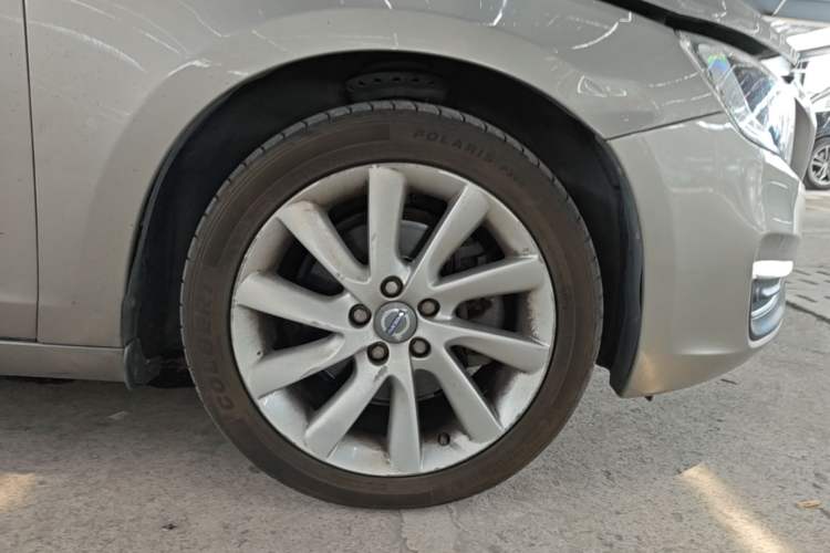 Used Volvo S60 2015 S60L 2.0T Zhiyuan Edition Right Front Wheel Hub