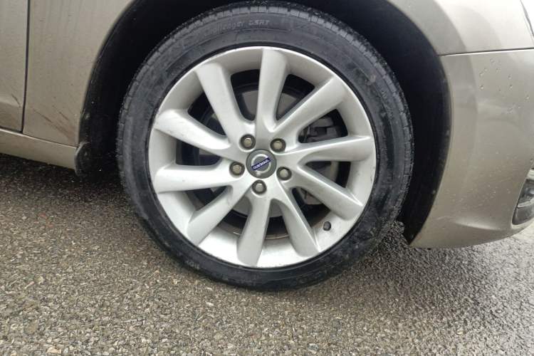 Used Volvo S60 2015 S60L 2.0T Zhiyuan Edition Right Front Wheel Hub