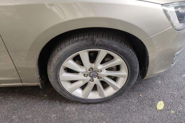 Used Volvo S60 2015 S60L 2.0T Zhiyuan Edition Right Front Wheel Hub