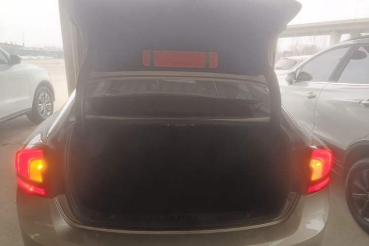 Used Volvo S60 2015 S60L 2.0T Zhiyuan Edition Trunk