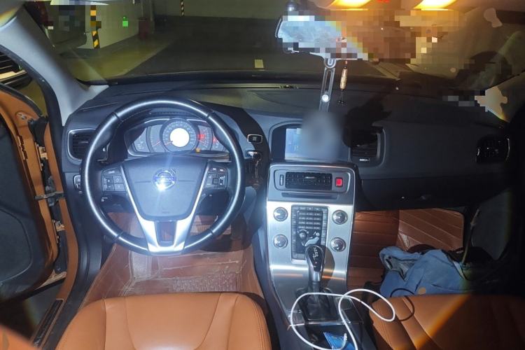 Used Volvo S60 2015 S60L 2.0T Zhiyuan Edition Center Console