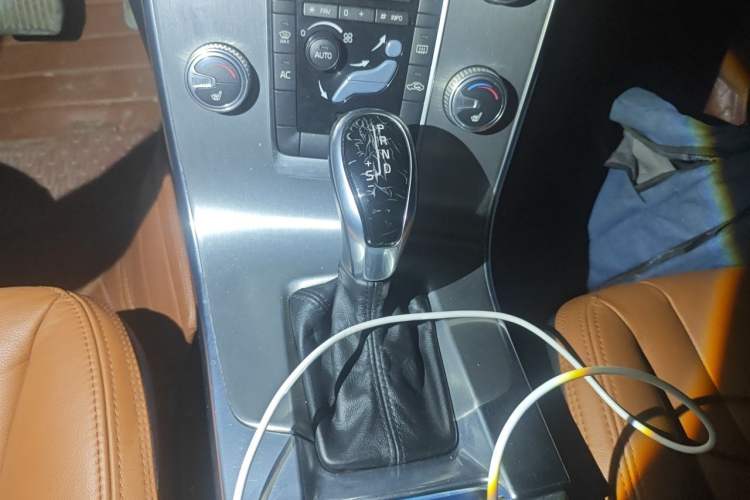 Used Volvo S60 2015 S60L 2.0T Zhiyuan Edition Gear Lever