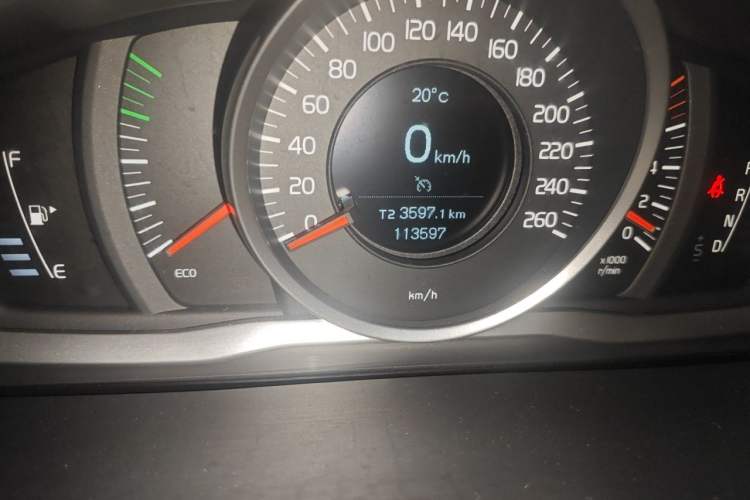 Used Volvo S60 2015 S60L 2.0T Zhiyuan Edition Odometer Close Up