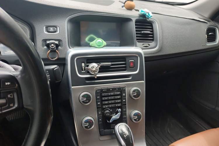 Used Volvo S60 2015 S60L 2.0T Zhiyuan Edition Audio And AC Panel