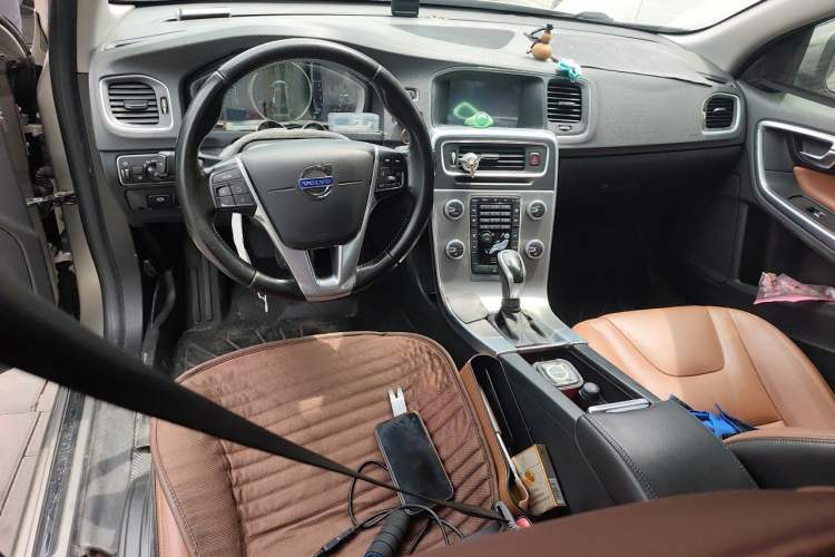 Used Volvo S60 2015 S60L 2.0T Zhiyuan Edition Center Console