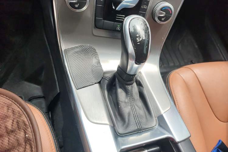 Used Volvo S60 2015 S60L 2.0T Zhiyuan Edition Gear Lever