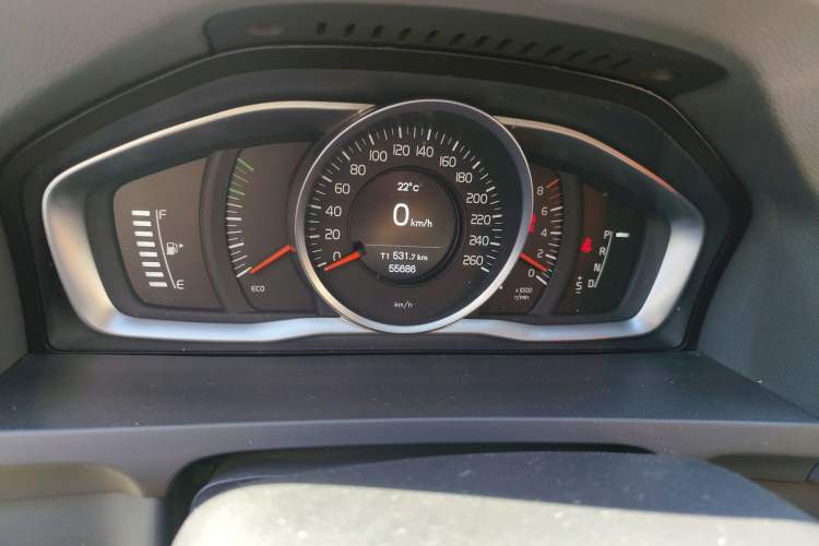 Used Volvo S60 2015 S60L 2.0T Zhiyuan Edition Odometer Close Up