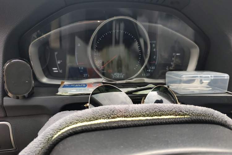 Used Volvo S60 2015 S60L 2.0T Zhiyuan Edition Odometer Close Up