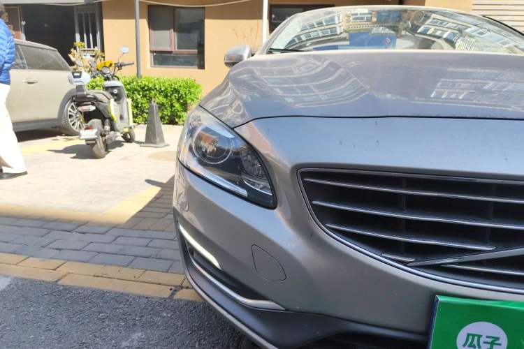 Used Volvo S60 2015 S60L 2.0T Zhiyuan Edition Right Front Headlight