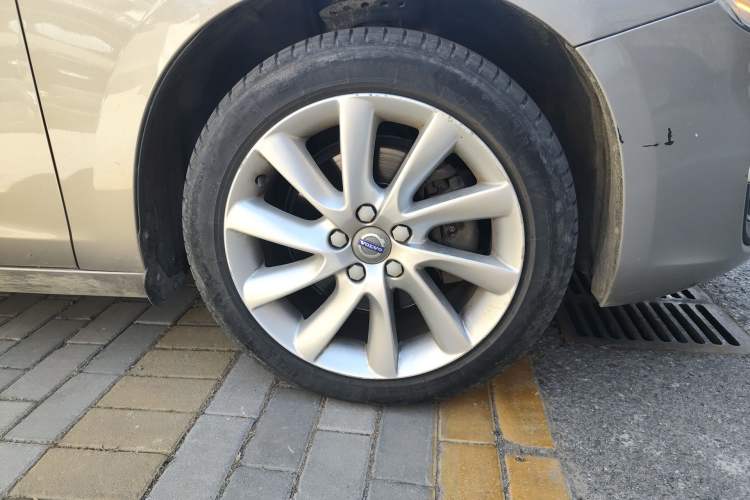 Used Volvo S60 2015 S60L 2.0T Zhiyuan Edition Right Front Wheel Hub