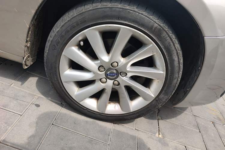 Used Volvo S60 2015 S60L 2.0T Zhiyuan Edition Right Front Wheel Hub