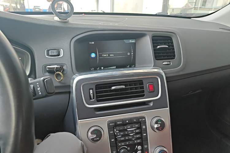 Used Volvo S60 2015 S60L 2.0T Zhiyuan Edition Audio And AC Panel