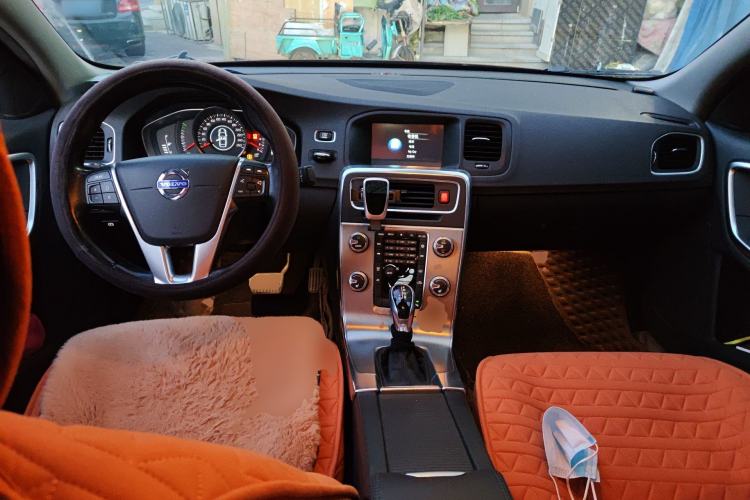 Used Volvo S60 2015 S60L 2.0T Zhiyuan Edition Center Console