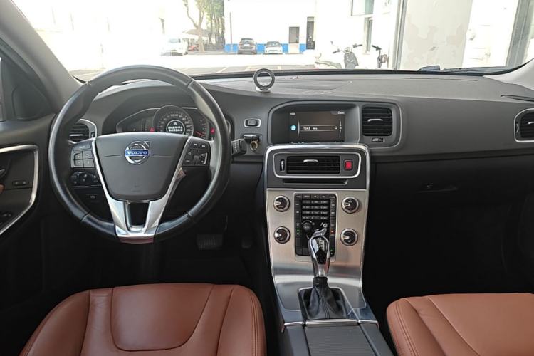 Used Volvo S60 2015 S60L 2.0T Zhiyuan Edition Center Console
