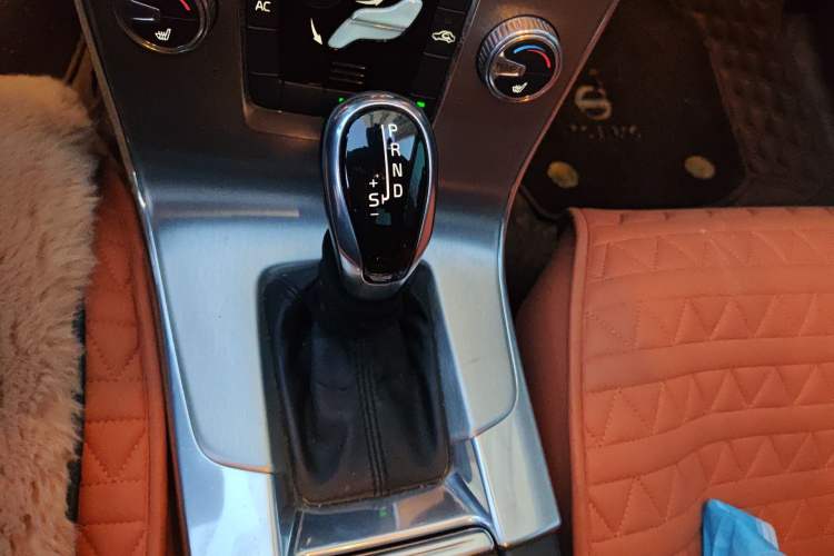 Used Volvo S60 2015 S60L 2.0T Zhiyuan Edition Gear Lever